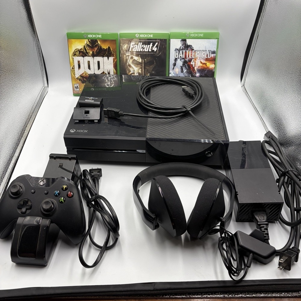 Microsoft Xbox One Model 1540 Console Bundle 500 GB, Controller, Headset 3 Games